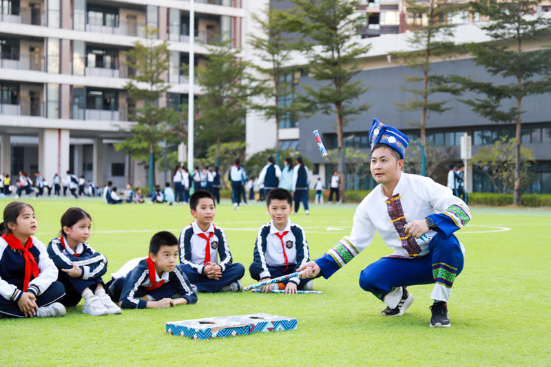 壯族迪尺傳承人、體育教師陸顯通帶領(lǐng)學(xué)生們練習(xí)迪尺。南寧市魯班路小學(xué)供圖