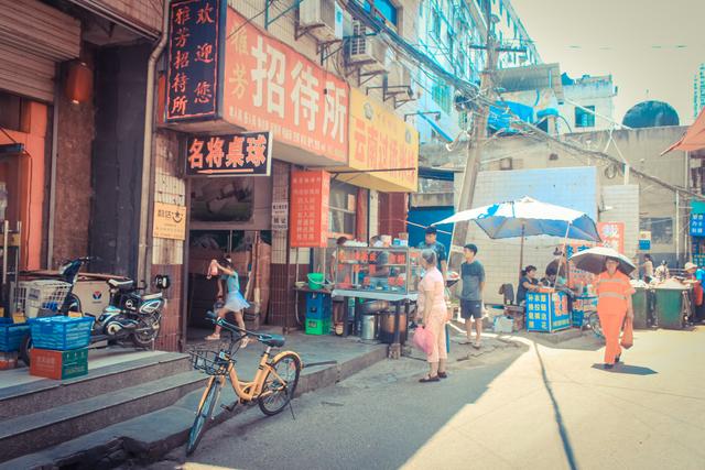 城市里的鄉(xiāng)村，西安西八里村紀實，小巷中這條標語，有些念不出口