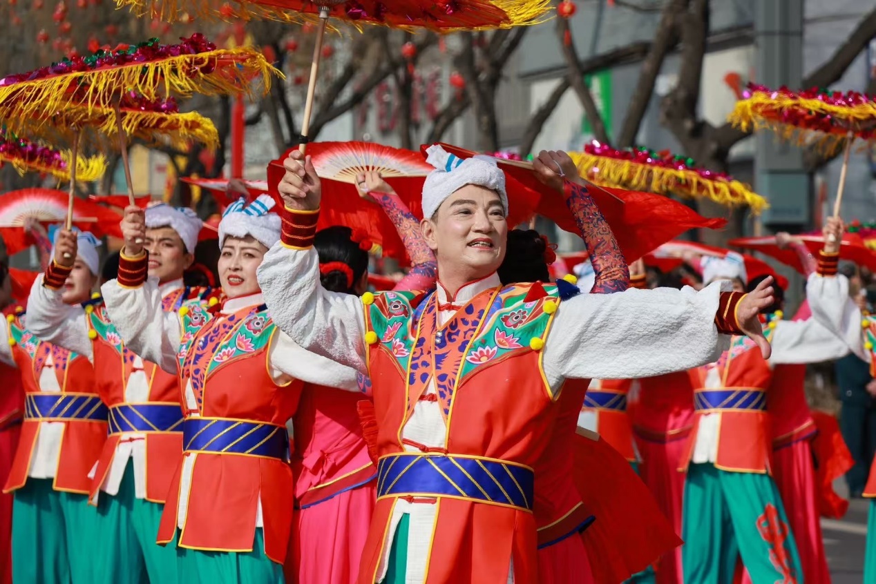 陜北秧歌游街表演在榆林城區(qū)舉行。楊彬攝