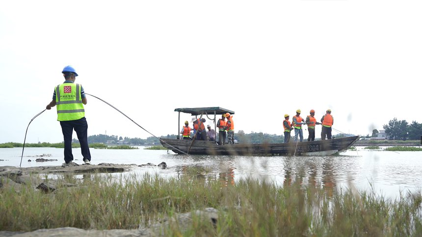 中國電信施工人員在防城港實(shí)施跨海千兆光網(wǎng)施工。黃禎光攝