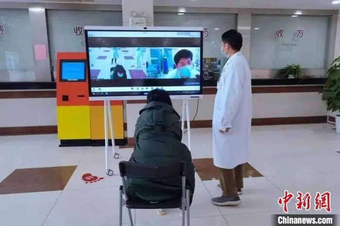 資料圖:上海交大附屬瑞金醫(yī)院與閔行校區(qū)校醫(yī)院共同搭建遠(yuǎn)程視頻會診系統(tǒng)正式啟用。上海交大供圖 點擊進(jìn)入下一頁