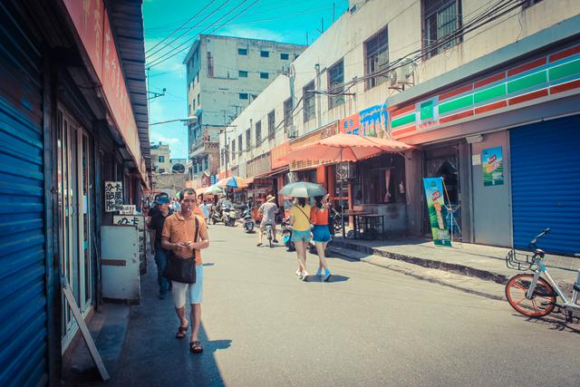 城市里的鄉(xiāng)村，西安西八里村紀實，小巷中這條標語，有些念不出口