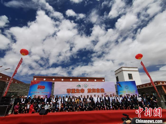 圖為“尊重生命，放歸自然”藏羚羊放歸大自然主題活動現(xiàn)場?！∮来?攝