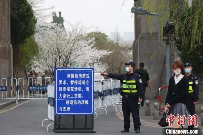 資料圖:3月15日晚,江蘇南京全面收緊疫情防控措施,暫停了幾乎全部線下聚集性活動。泱波 攝 點擊進(jìn)入下一頁