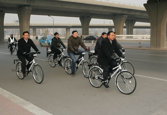 武長順在博士論文中表示要限制天津市的自行車出行,但據(jù)新華網(wǎng)2010年11月27日報道,武長順卻曾騎車實地調(diào)研33.2公里的交通狀況。