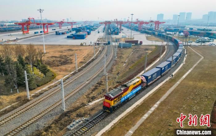 全國首列全程時(shí)刻表綠色跨境電商專列發(fā)車。西安浐灞國際港供圖