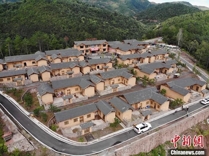 資料圖:航拍昭覺縣三岔河鄉(xiāng)三河村新居。<a target='_blank' >中新社</a>記者 張浪 攝 點擊進入下一頁