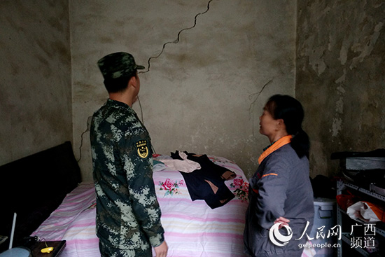 武警官兵挨家挨戶了解民房受損情況