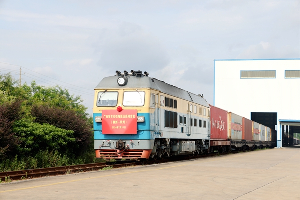 廣西首趟客車化鐵海聯(lián)運(yùn)班列整裝待發(fā)。林鶴攝