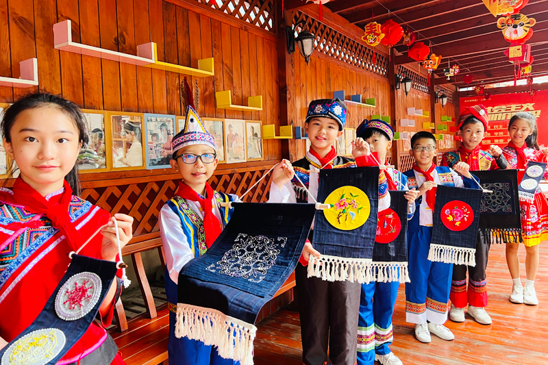 南寧市新陽路小學(xué)苗繡社團(tuán)的學(xué)生進(jìn)行苗繡作品展示。南寧市新陽路小學(xué)供圖