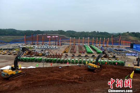 成都天府國際機場開工儀式在簡陽舉行?!埨藬z