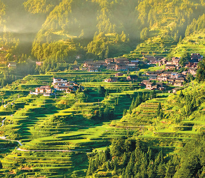 晨光中的村落。