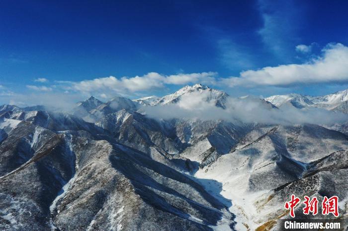 2022年3月下旬，甘肅省張掖市肅南裕固族自治縣迎來場春雪，祁連山雪后美不勝收。(資料圖) 武雪峰 攝