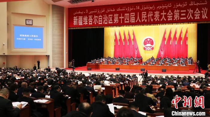 1月19日，新疆維吾爾自治區(qū)第十四屆人民代表大會(huì)第三次會(huì)議在新疆人民會(huì)堂開幕。王小軍 攝