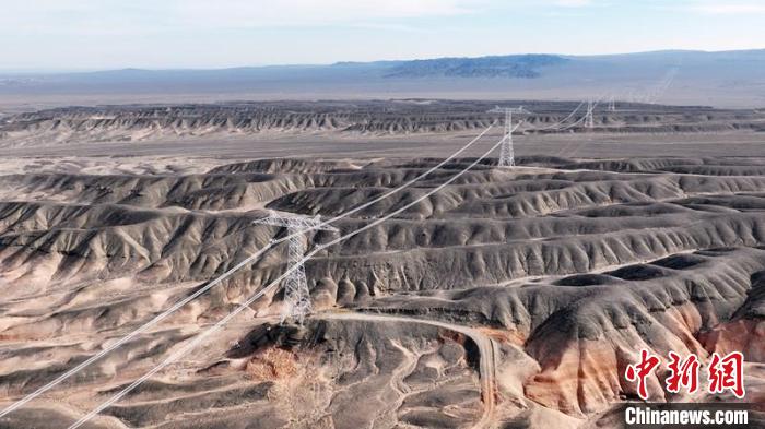 哈密—重慶±800千伏特高壓直流輸電線路工程(新疆段)掠影。馬元 攝