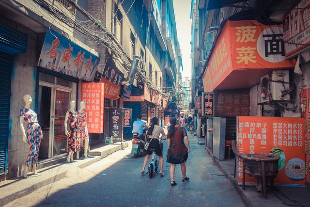 城市里的鄉(xiāng)村，西安西八里村紀實，小巷中這條標語，有些念不出口