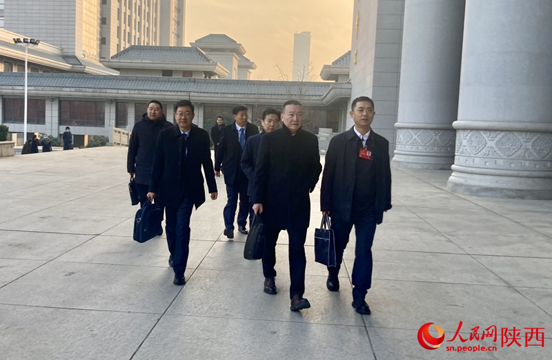 代表委員們步入會場。人民網(wǎng) 吳德鋒攝