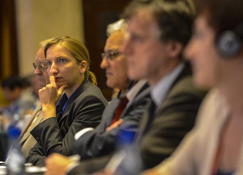 6月26日,參會(huì)代表在開幕式上聽會(huì)。新華社記者 趙戈 攝