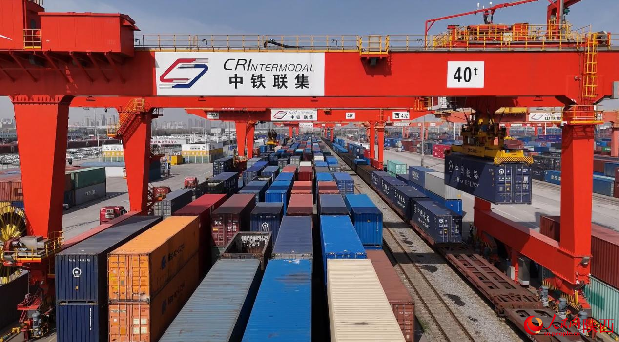 西安國際港站內(nèi)整齊羅列的集裝箱。人民網(wǎng)記者 白鴿攝