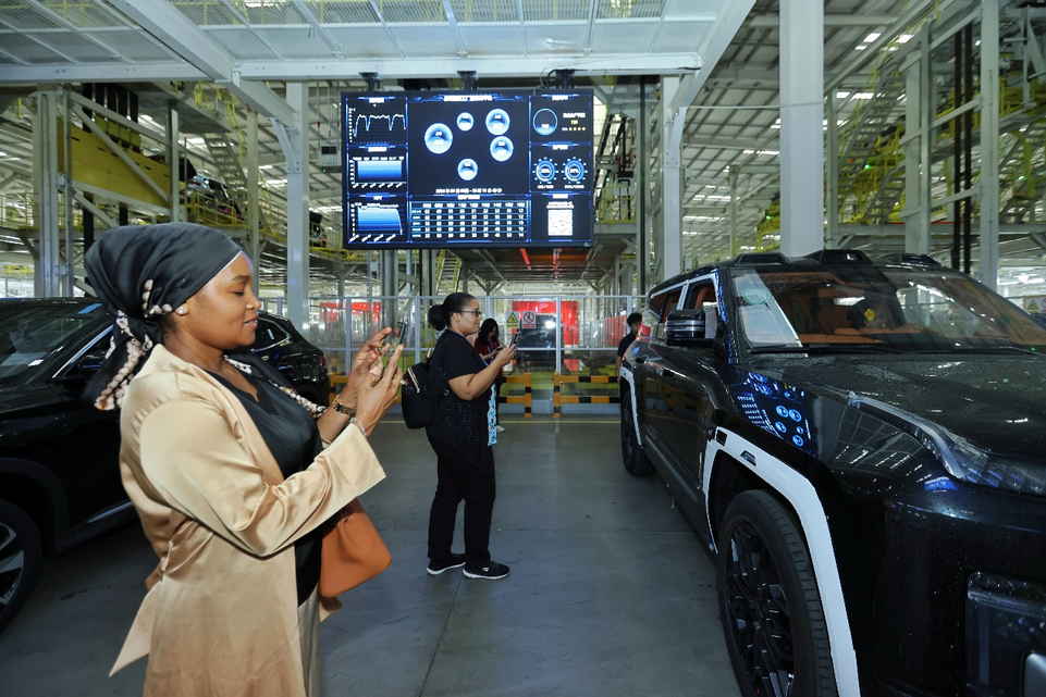 駐華大使夫人領(lǐng)略西安新“汽”象 中國新質(zhì)生產(chǎn)力成為各國合作機遇_fororder_圖片301 駐華大使夫人領(lǐng)略西安新“汽”象 中國新質(zhì)生產(chǎn)力成為各國合作機遇_fororder_圖片301