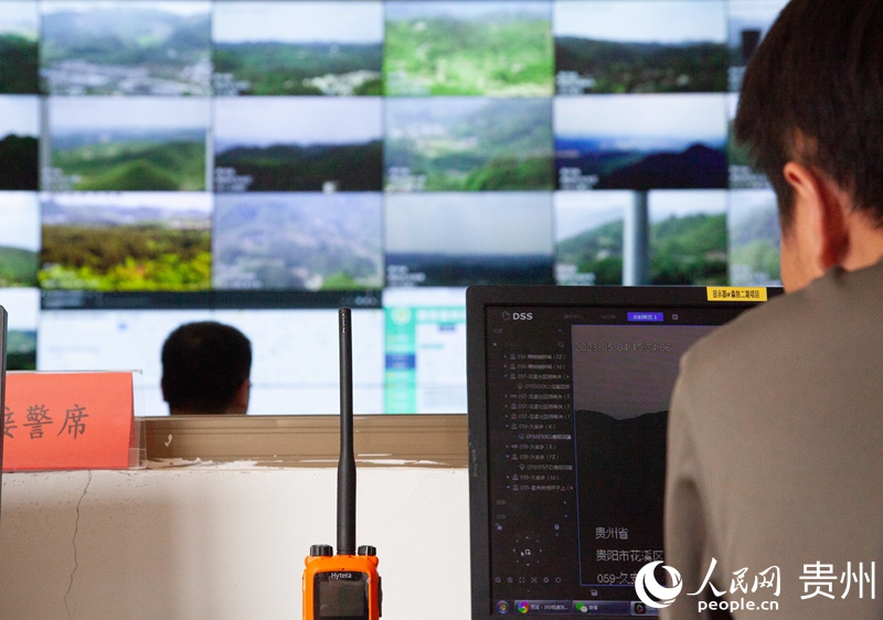 貴陽市林火防控中心工作人員在進行遠程巡查。人民網(wǎng) 龍章榆攝
