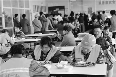 　外來(lái)務(wù)工人員正在昆明市級(jí)機(jī)關(guān)食堂就餐。 　　楊文明 盧洪清攝影報(bào)道
