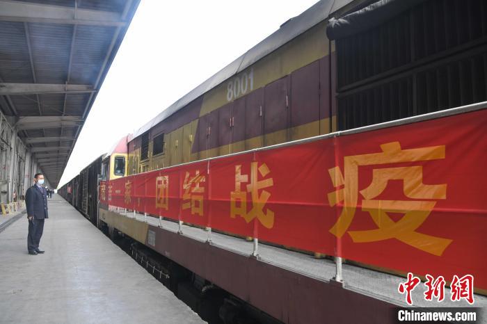 圖為運載物資的專列緩緩駛出拉薩西站?!∝暩聛硭?攝 圖為運載物資的專列緩緩駛出拉薩西站?!∝暩聛硭?攝