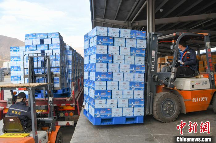 圖為工作人員在裝載抗疫生活物資?!∝暩聛硭?攝 圖為工作人員在裝載抗疫生活物資?!∝暩聛硭?攝