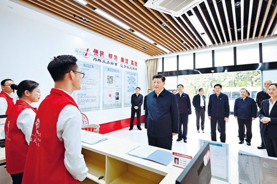 2023年12月14日至15日,中共中央總書記、國家主席、中央軍委主席習近平在廣西考察。這是14日上午,習近平在南寧市良慶區(qū)蟠龍社區(qū)黨群服務中心考察。 新華社記者 燕雁/攝