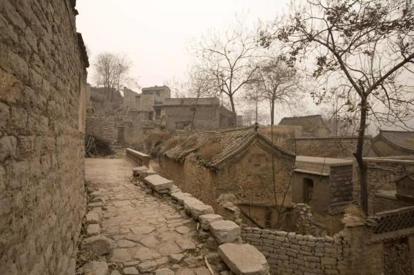 還有三年就要脫貧達(dá)標(biāo)，村里仍然10個(gè)孩子輪穿一條褲