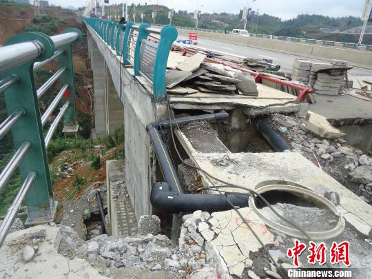 圖為破損的橋面在進(jìn)行檢修?！埖だ驍z