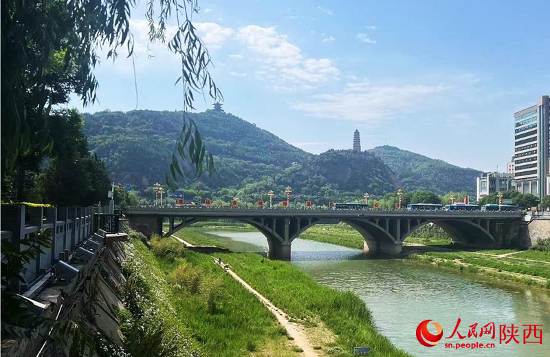 寶塔山疊翠如詩,延河水畔,草清岸綠。人民網(wǎng)記者 鄧楠攝 寶塔山疊翠如詩,延河水畔,草清岸綠。人民網(wǎng)記者 鄧楠攝