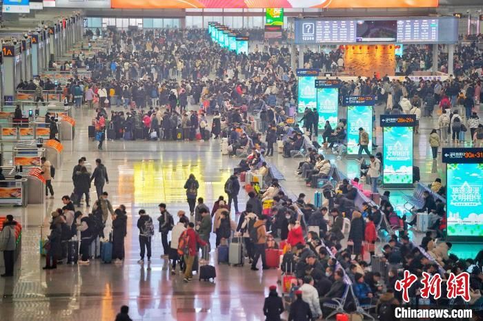 圖為西安北站候車大廳。尤艇 攝