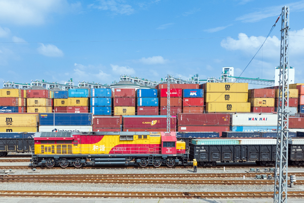 滿載集裝箱貨物的西部陸海新通道鐵海聯(lián)運(yùn)班列即將從欽州港東站駛出。韋諭攝