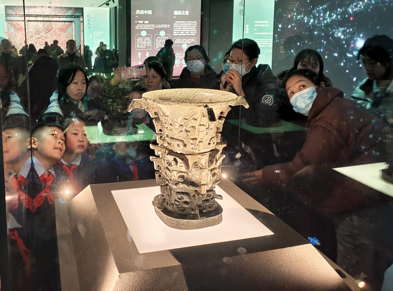 各地游客們在寶雞青銅器博物院里參觀。寶雞青銅器博物院供圖