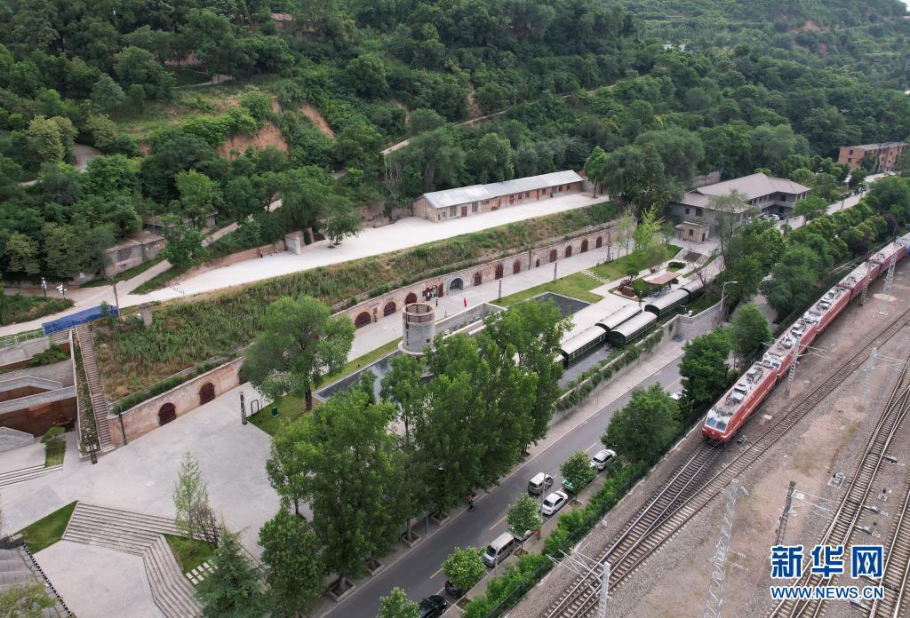 隴海鐵路旁的長(zhǎng)樂(lè)塬抗戰(zhàn)工業(yè)遺址“窯洞工廠”（6月9日攝，無(wú)人機(jī)照片）。