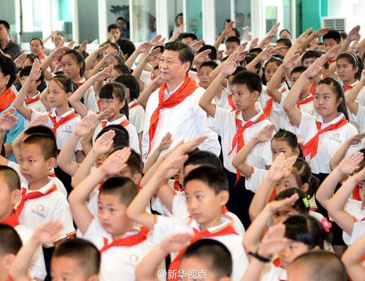 習(xí)近平看望少年兒童 掏錢(qián)買(mǎi)文具參加愛(ài)心義賣(mài)