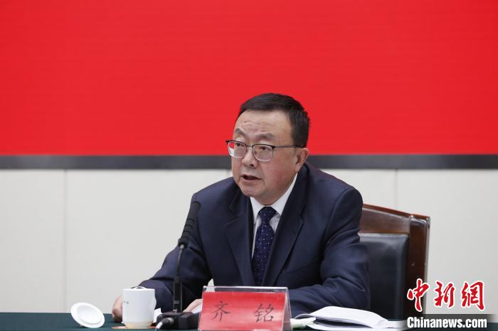 圖為青海省生態(tài)環(huán)境廳黨組成員、副廳長齊銘回答記者提問。　馬銘言 攝