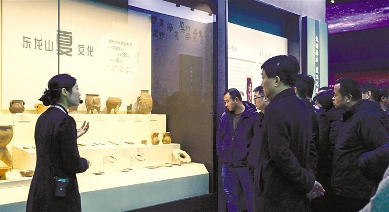 3月8日，觀眾在秦嶺博物館參觀。