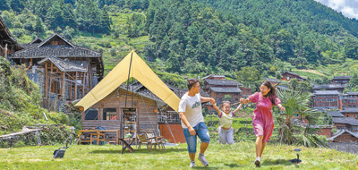 游客們在游玩。