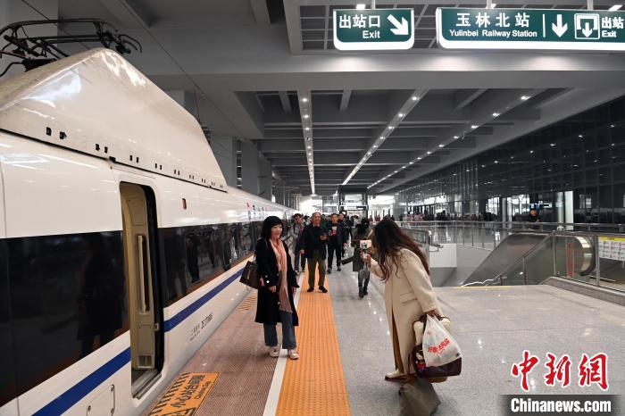 12月30日，南珠高鐵南玉段開通運(yùn)營(yíng)。乘坐玉林至南寧首發(fā)動(dòng)車的旅客在上車前拍照留念?！≈行律缬浾?蔣雪林 攝