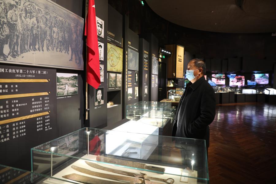 3月17日，一名游客在陜甘邊革命根據(jù)地照金紀念館內(nèi)參觀。新華社記者藺娟 攝