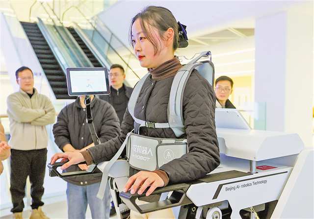 2024年12月25日，四川省眉山天府新區(qū)西南醫(yī)科大學(xué)附屬天府醫(yī)院，工作人員在展示新醫(yī)療器械。記者 尹詩語 攝/視覺重慶