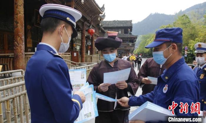 資料圖為黔東南州消防救援支隊在村寨中展開消防宣傳?!∏瓥|南州消防救援支隊供圖 攝 資料圖為黔東南州消防救援支隊在村寨中展開消防宣傳?!∏瓥|南州消防救援支隊供圖 攝