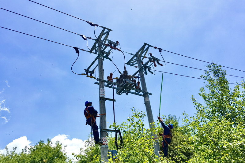 國網(wǎng)黃化供電公司工作人員實(shí)施農(nóng)網(wǎng)升級改造項目 。高梅攝
