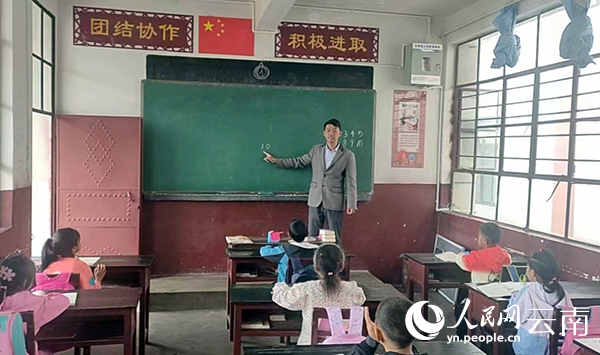 劉應(yīng)科在給孩子們上課。盧英攝