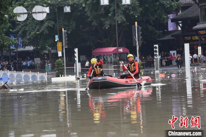 圖為嘉陵江畔的重慶磁器口古鎮(zhèn)周邊道路被淹，救援艇在水上巡邏?！≈芤?攝