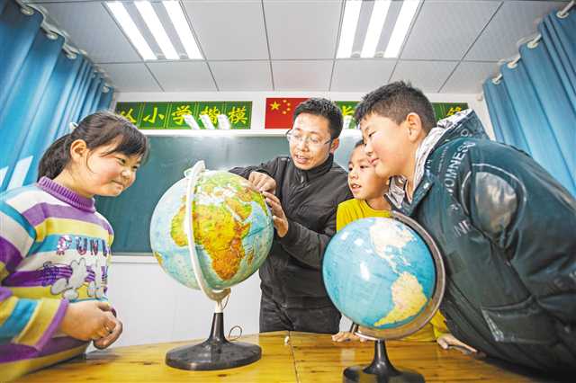 1月11日，巫山縣竹賢鄉(xiāng)下莊村小，教師彭淦正在給學生上課。