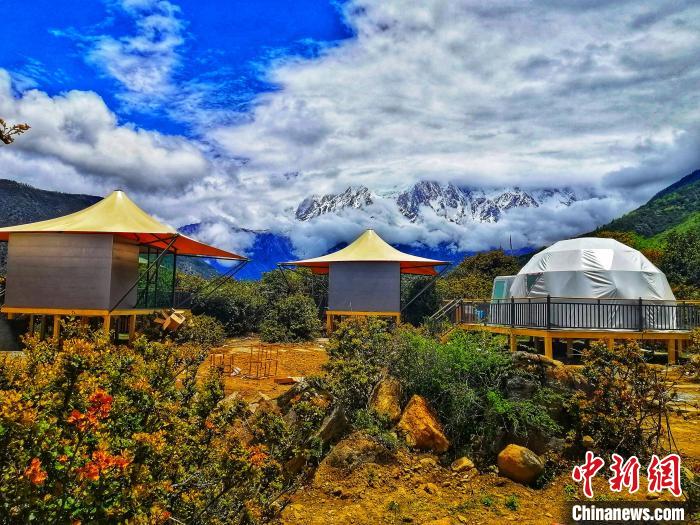 圖為雅魯藏布大峽谷旅游景區(qū)開展的可伴星星入眠的露營基地(資料圖)?！∥鞑芈糜喂煞萦邢薰?供圖 