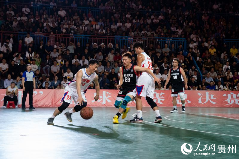 貴州省第二屆“美麗鄉(xiāng)村”籃球聯(lián)賽總決賽現(xiàn)場(chǎng)。人民網(wǎng)記者 涂敏攝.jpg